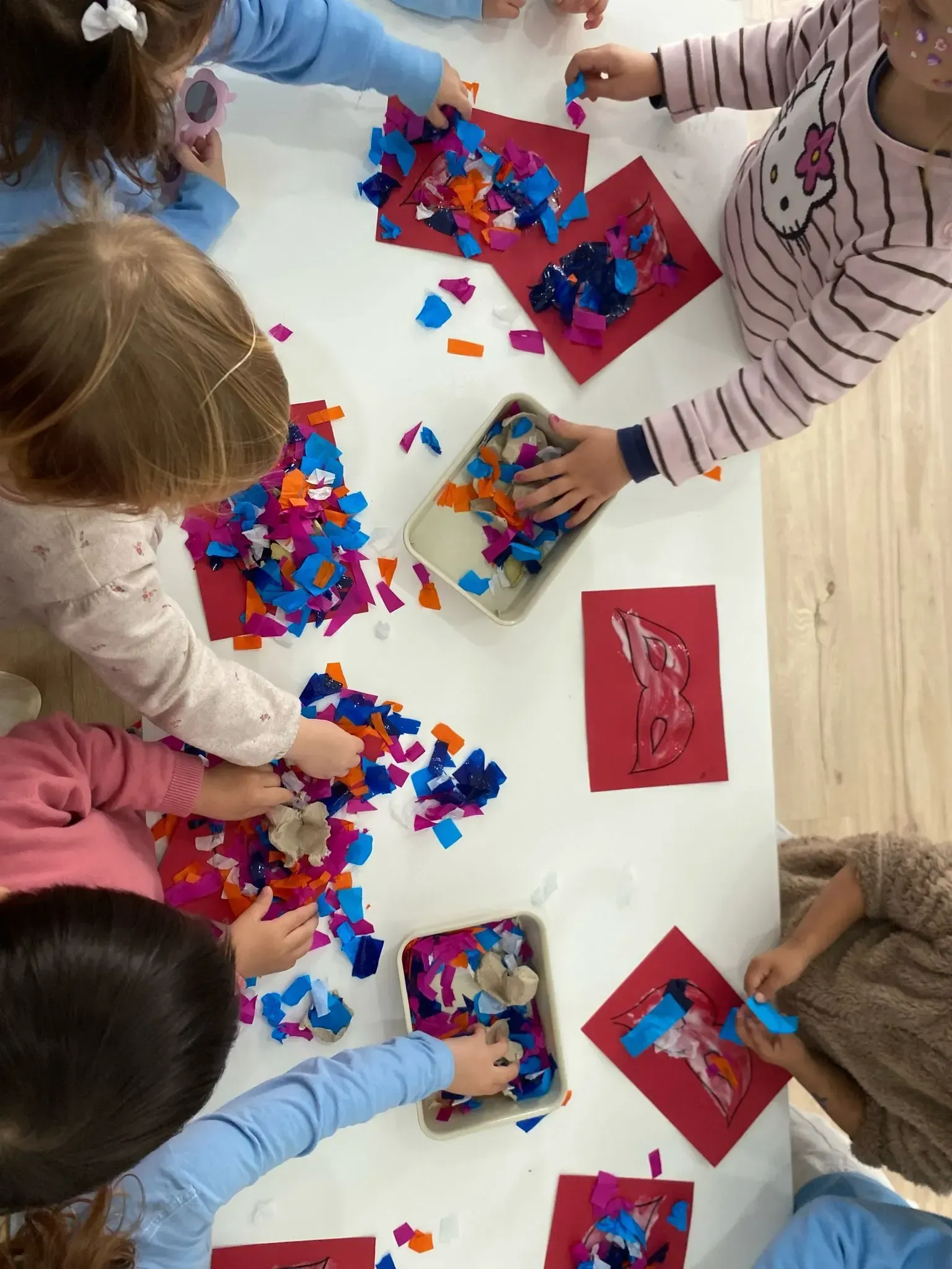 Niños pequeños haciendo manualidades