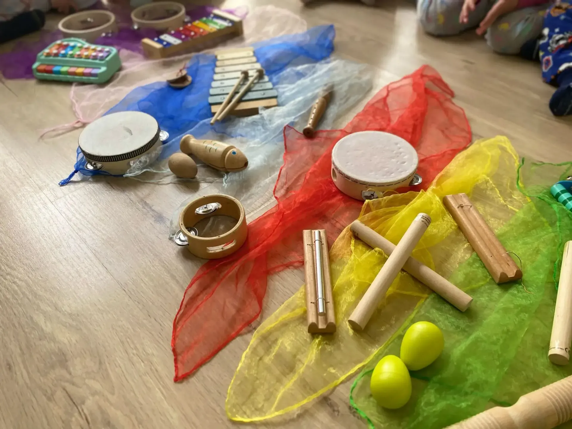Varios instrumentos colocados encima de telas de colores