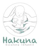 El logotipo de Hakuna Escola Infantil muestra a una mujer sosteniendo un bebé en sus brazos.