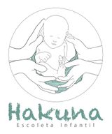 El logotipo de Hakuna Escola Infantil muestra a una mujer sosteniendo un bebé en sus brazos.