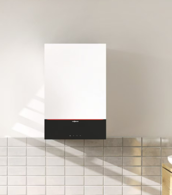 Une main ajuste un bouton sur une chaudière blanche, laissant apparaître des tuyaux et des manomètres.