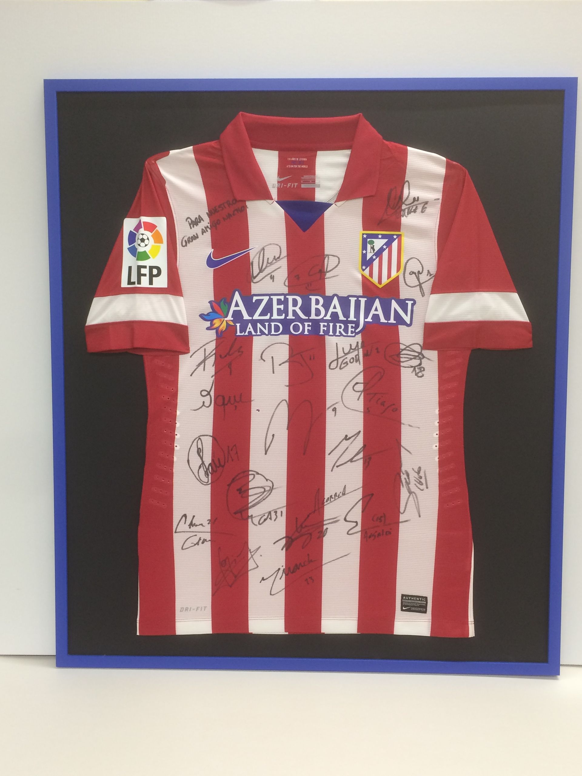 Una camisa a rayas rojas y blancas que dice Azerbaiyán.