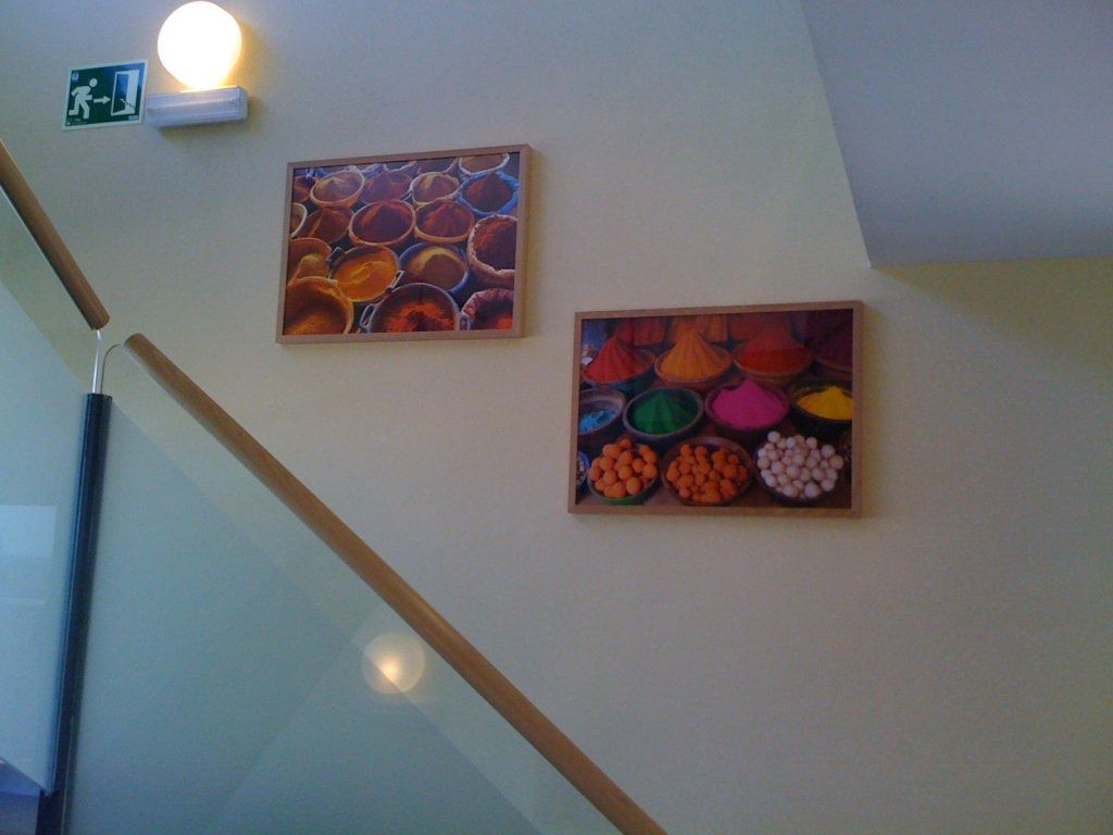 Una escalera con dos imágenes de especias en la pared.