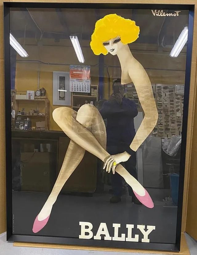 Una pintura de una mujer sentada con la palabra Bally escrita en ella.
