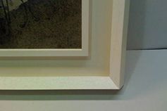 Un primer plano de un marco de fotos en una pared.