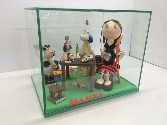 Una figura en una vitrina con el nombre Marta.