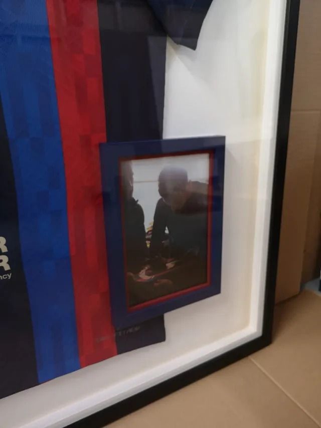 Una camiseta enmarcada con una imagen en ella