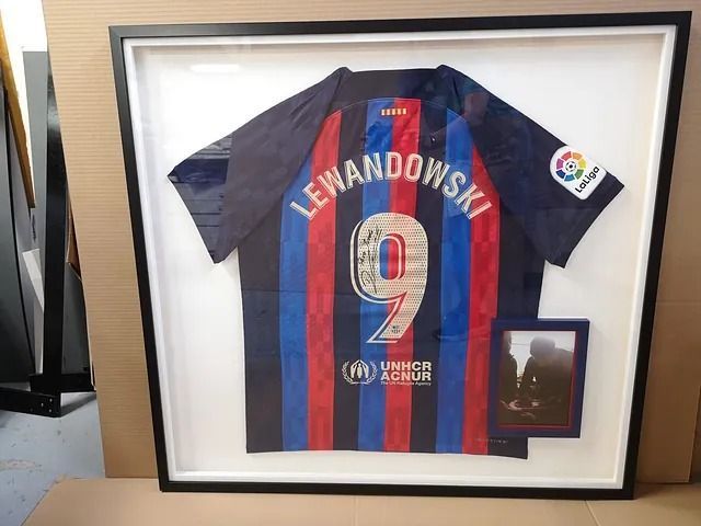 Una camiseta enmarcada con el nombre Lewandowski.