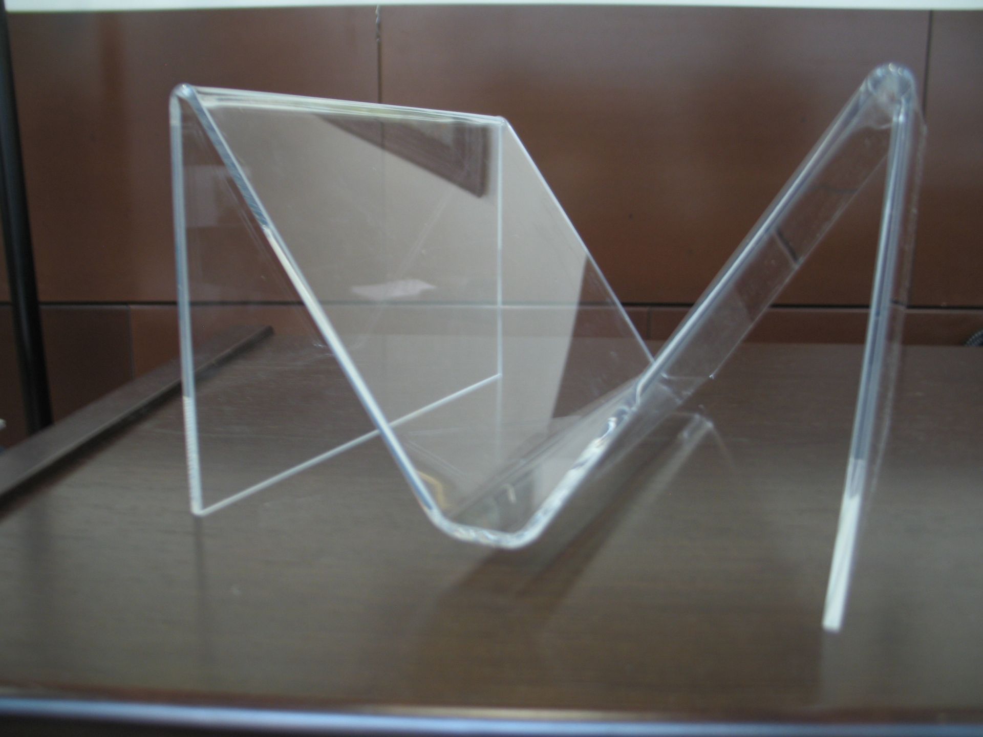 Un objeto acrílico transparente está sobre una mesa.