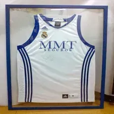 Una camiseta de baloncesto está enmarcada en un marco de cristal transparente.