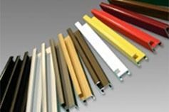 Un montón opciones de marco de diferentes colores están alineados sobre una mesa.