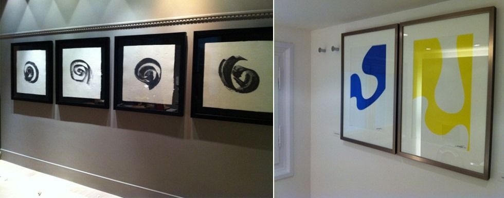 Una pared con un montón de cuadros en ella