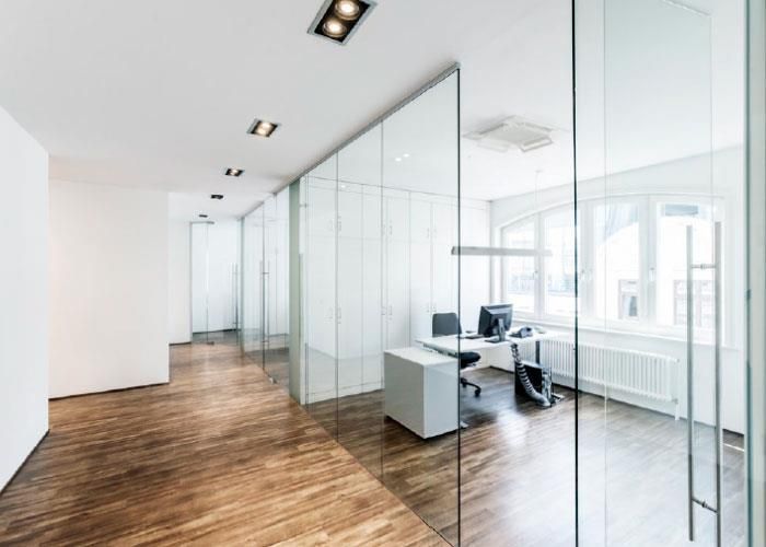 In der mitte des zimmers steht ein schreibtisch mit einem computer darauf.