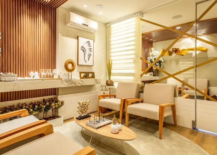 Ein Wohnzimmer mit Stühlen, einem Couchtisch und einem Spiegel.