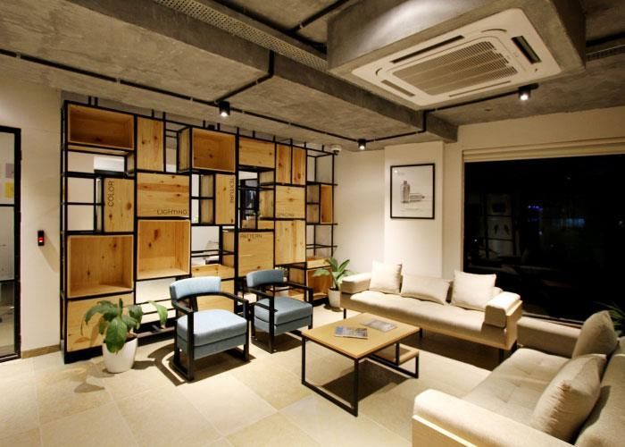 Ein Wohnzimmer mit einer Couch, Stühlen und einem Couchtisch