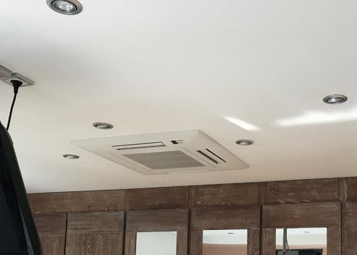 Ein Zimmer mit einem Deckenventilator und einem Spiegel