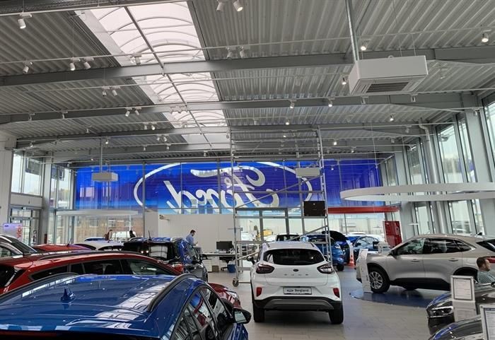 Ein Ford-Händler mit vielen ausgestellten Autos