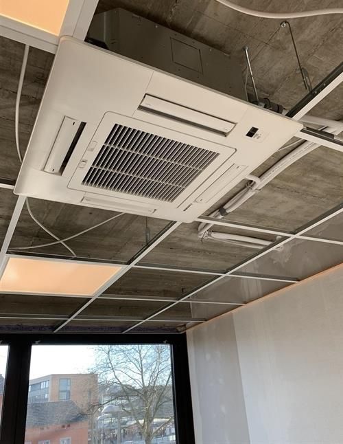 Ein Raum mit Deckenventilator und Fenster.