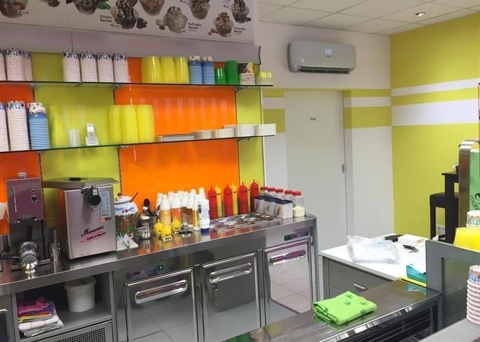 Eine Küche mit einem Haufen Gewürze auf der Theke