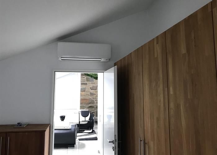 Ein Raum mit Holzschränken und einem Deckenventilator