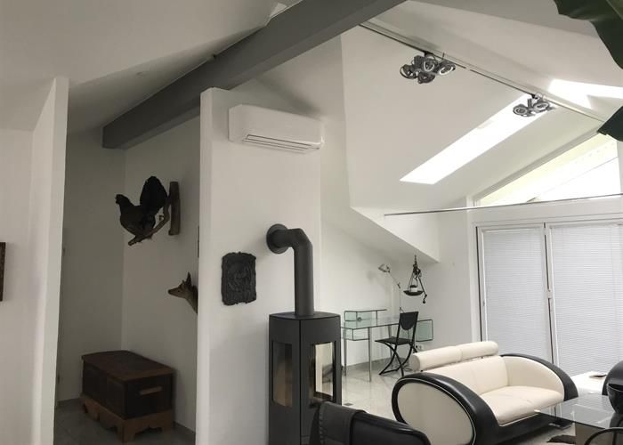 Ein Wohnzimmer mit Couch und Kamin