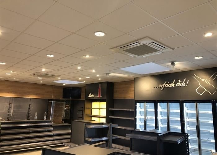 Ein Geschäft mit einem Schild an der Wand, auf dem steht „einfach dich“