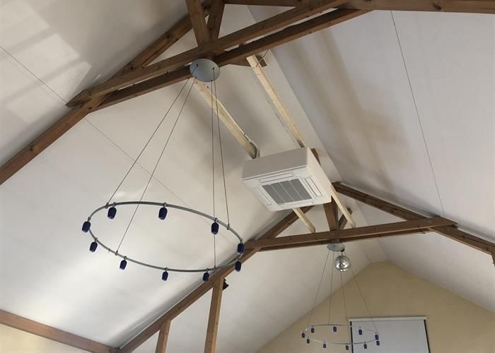 Eine Decke, an der eine runde Lampe hängt