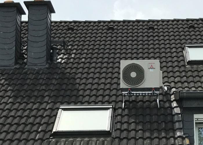 Ein Dach mit einem Fenster und einem Ventilator darauf.