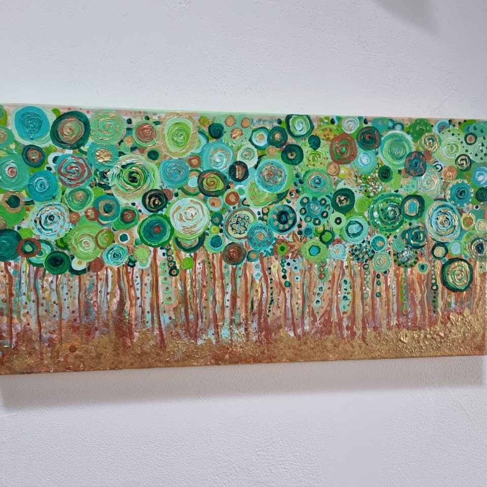 Une peinture d'une forêt avec des arbres et des cercles sur un mur blanc.