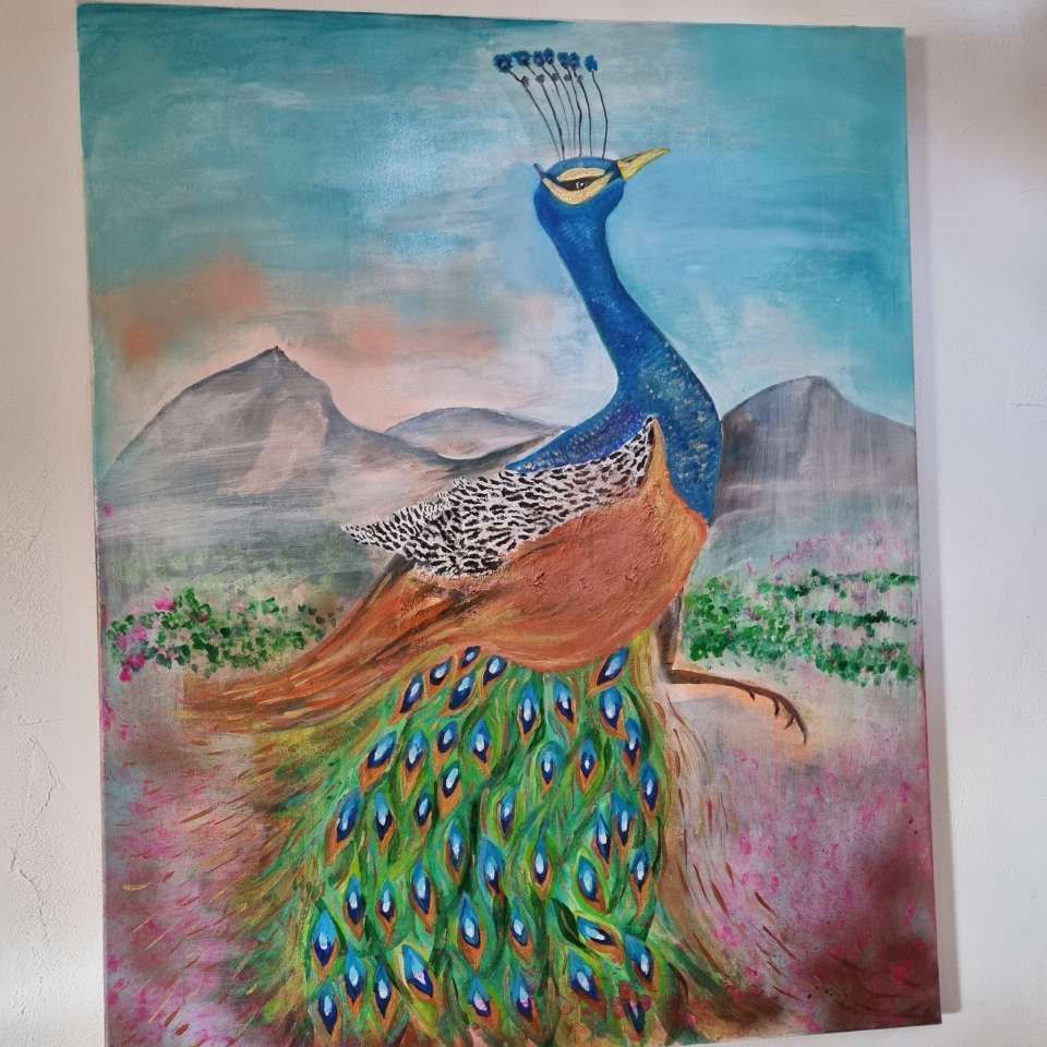 Une peinture d'un paon avec des montagnes en arrière-plan