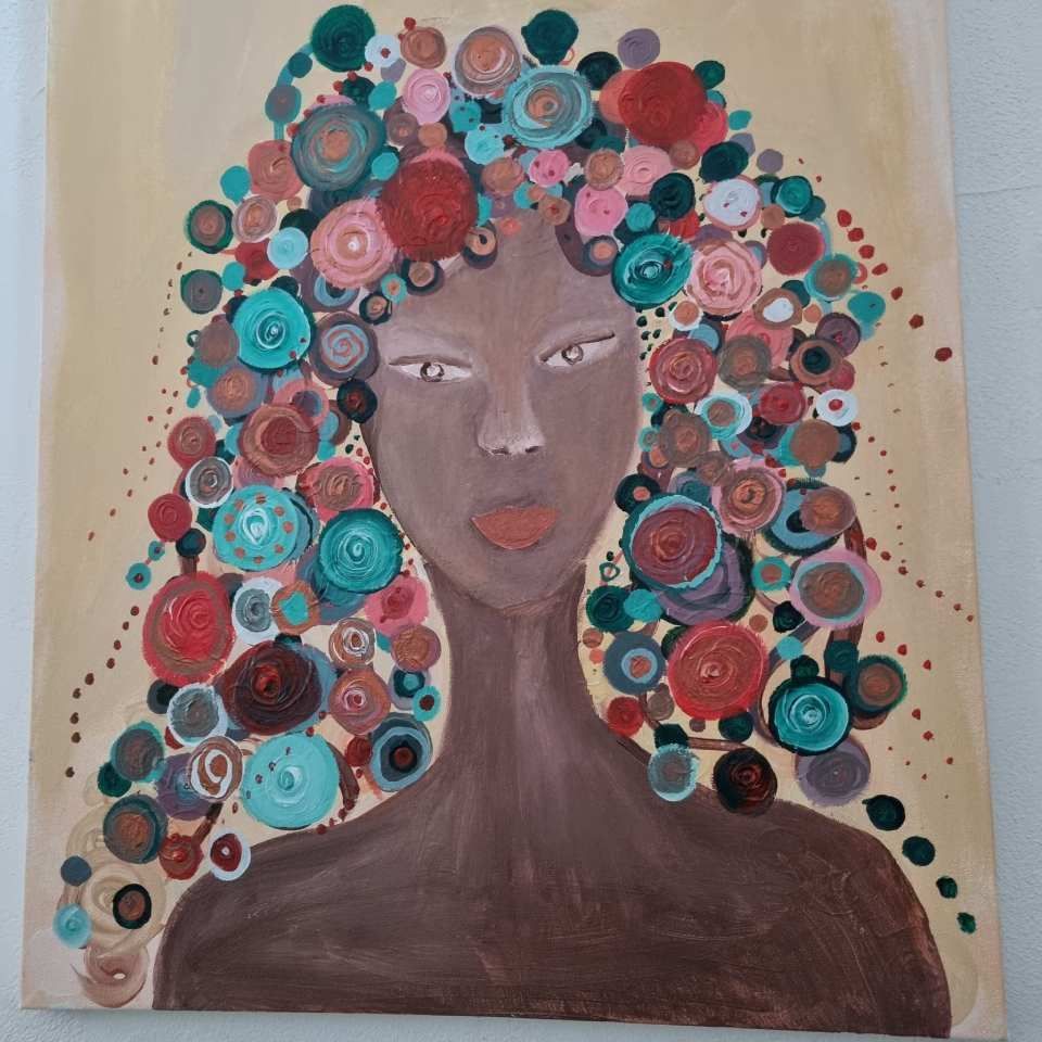 Une peinture d'une femme avec des fleurs dans les cheveux