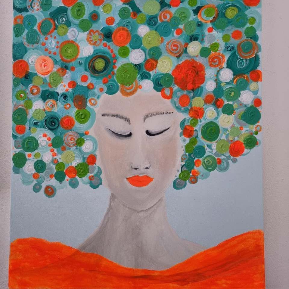 Une peinture d'une femme avec des fleurs dans les cheveux
