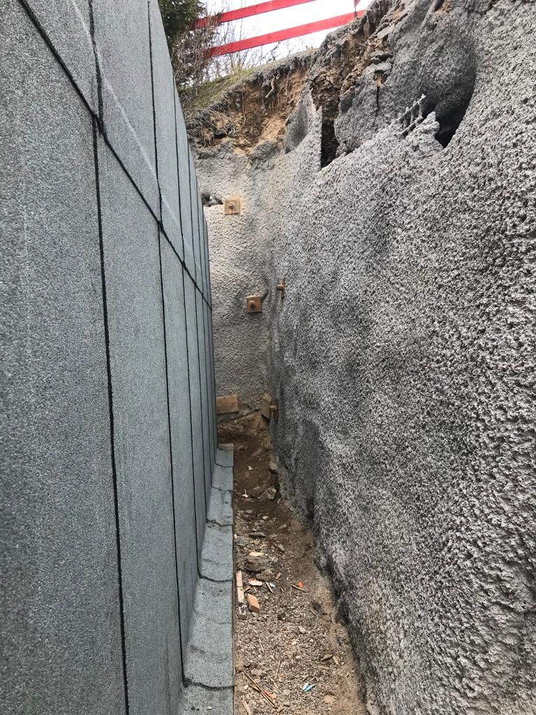 Matériaux d'étanchéité sur mur enterré vus de près