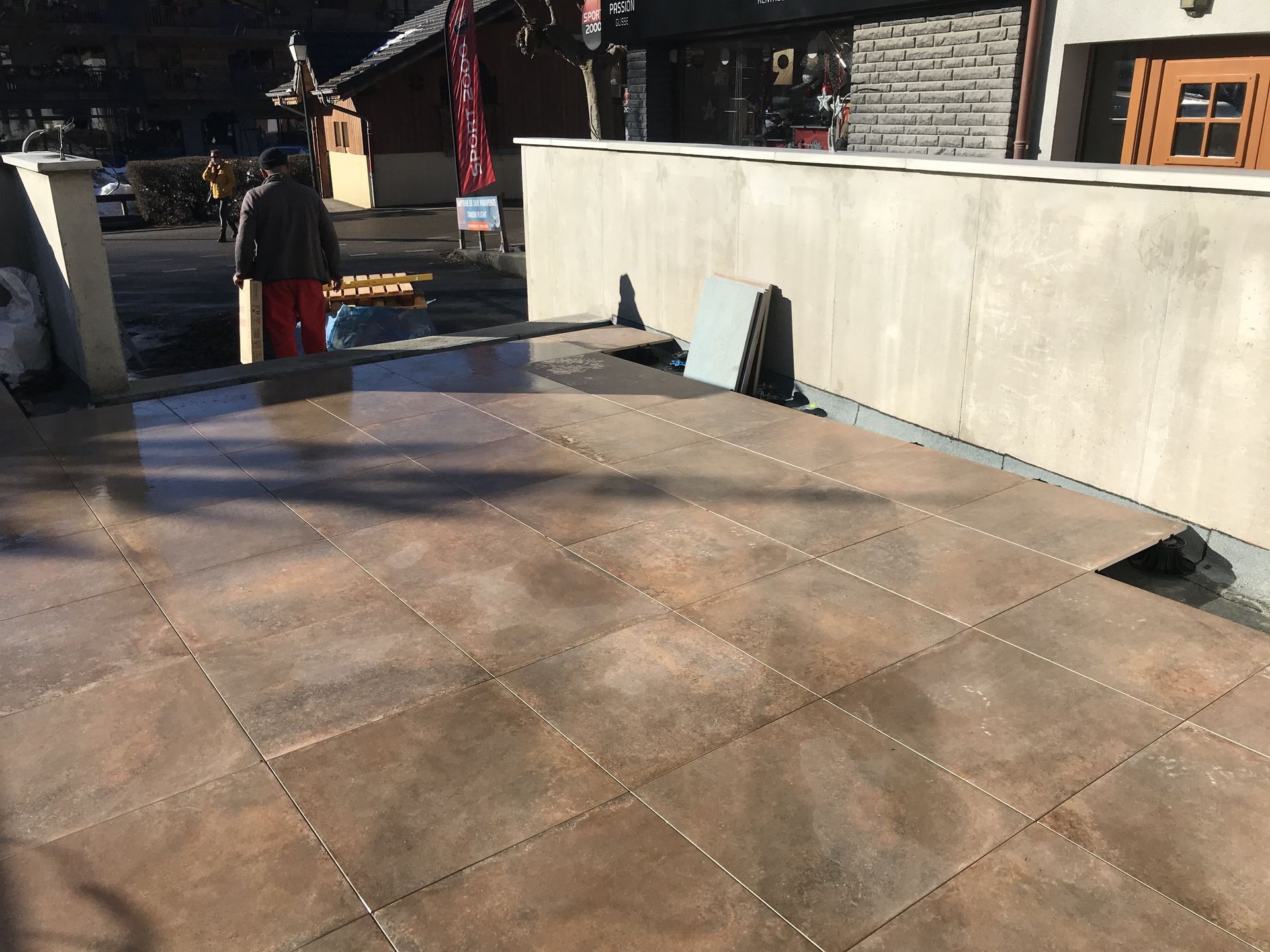 Revêtement d'étanchéité de terrasse en dalles en céramique