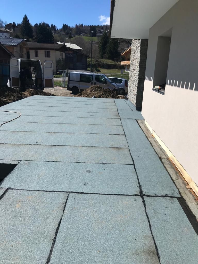 Matériaux d'étanchéité sur la terrasse d'une maison en construction