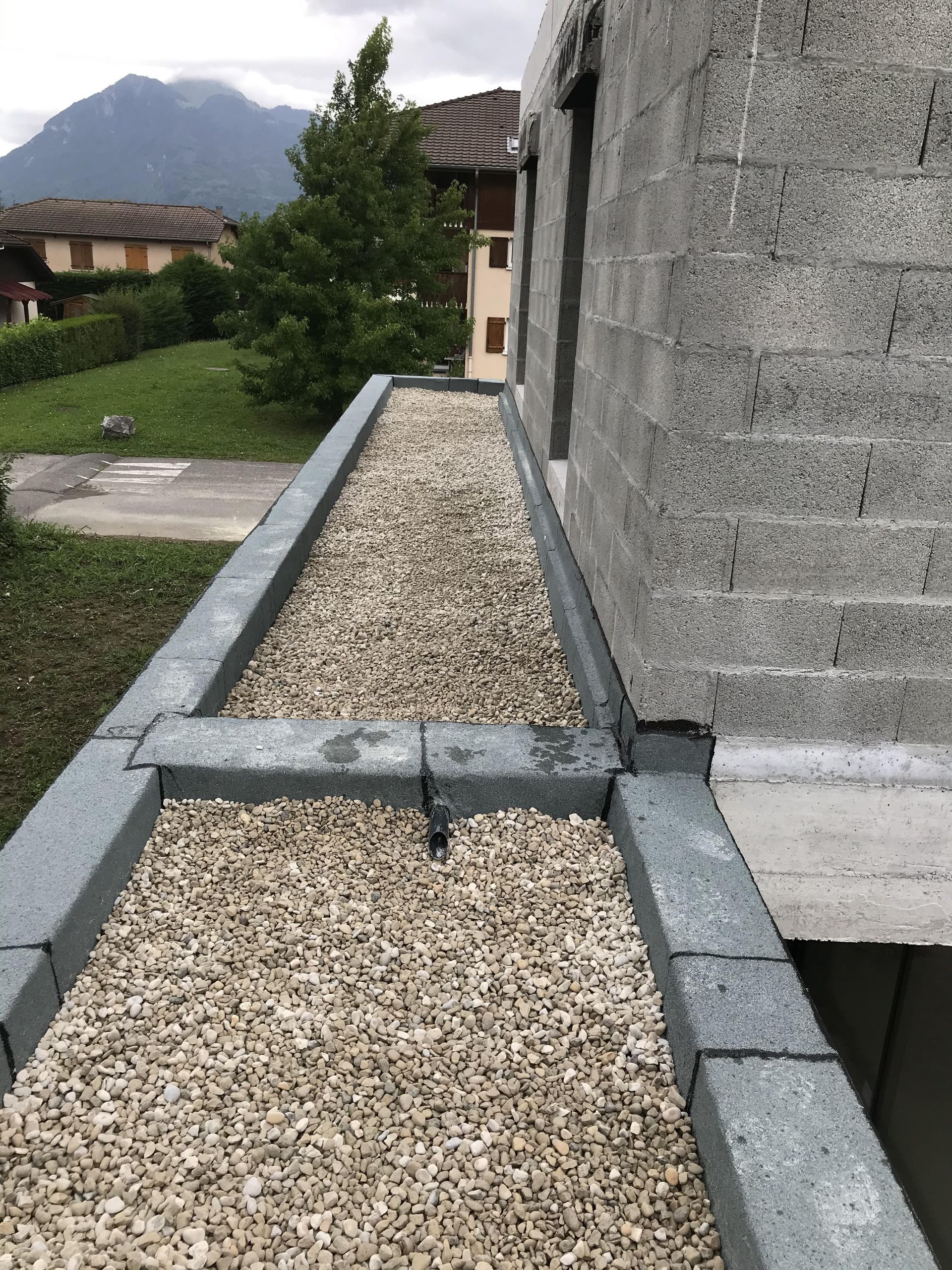 Maison en construction avec bords de graviers