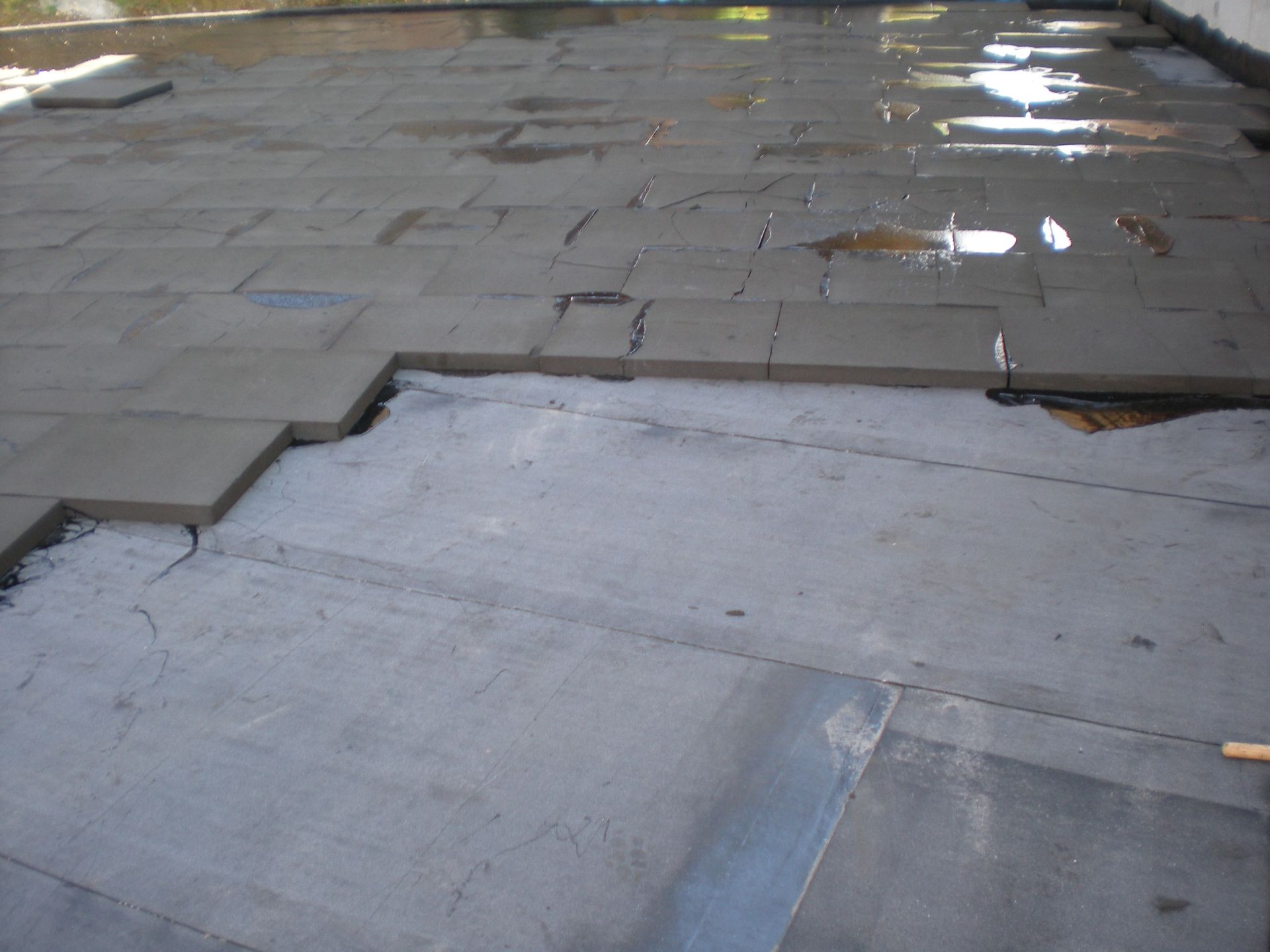 Revêtement avec dalles de sol en céramique sur support d'étanchéité