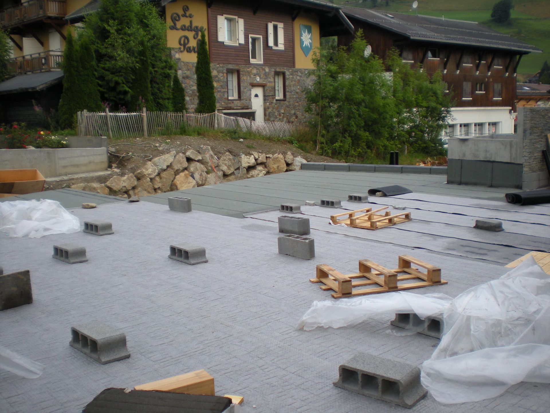 Matériaux de construction et d'étanchéité, palettes en bois retournées