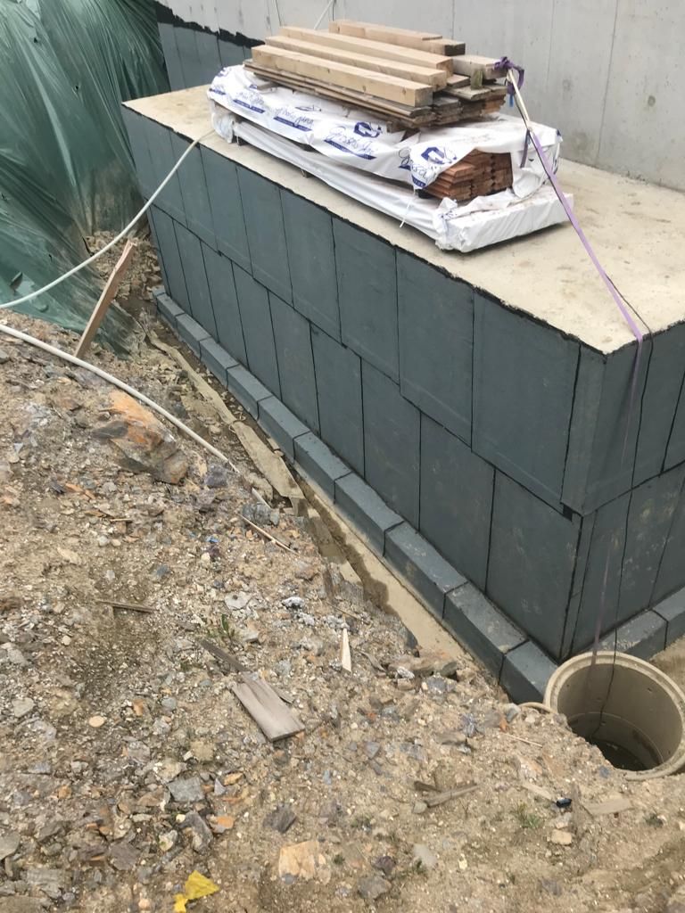 Mur enterré et matériaux de construction