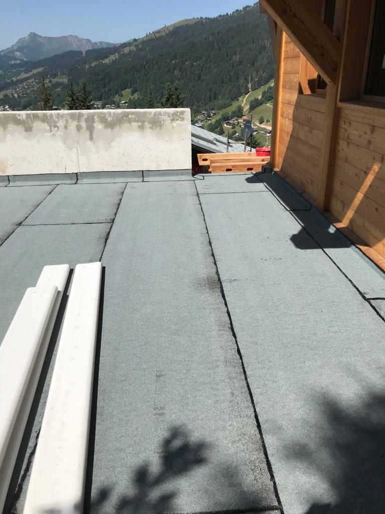 Matériaux d'étanchéité sur terrasse avec clôture en bois
