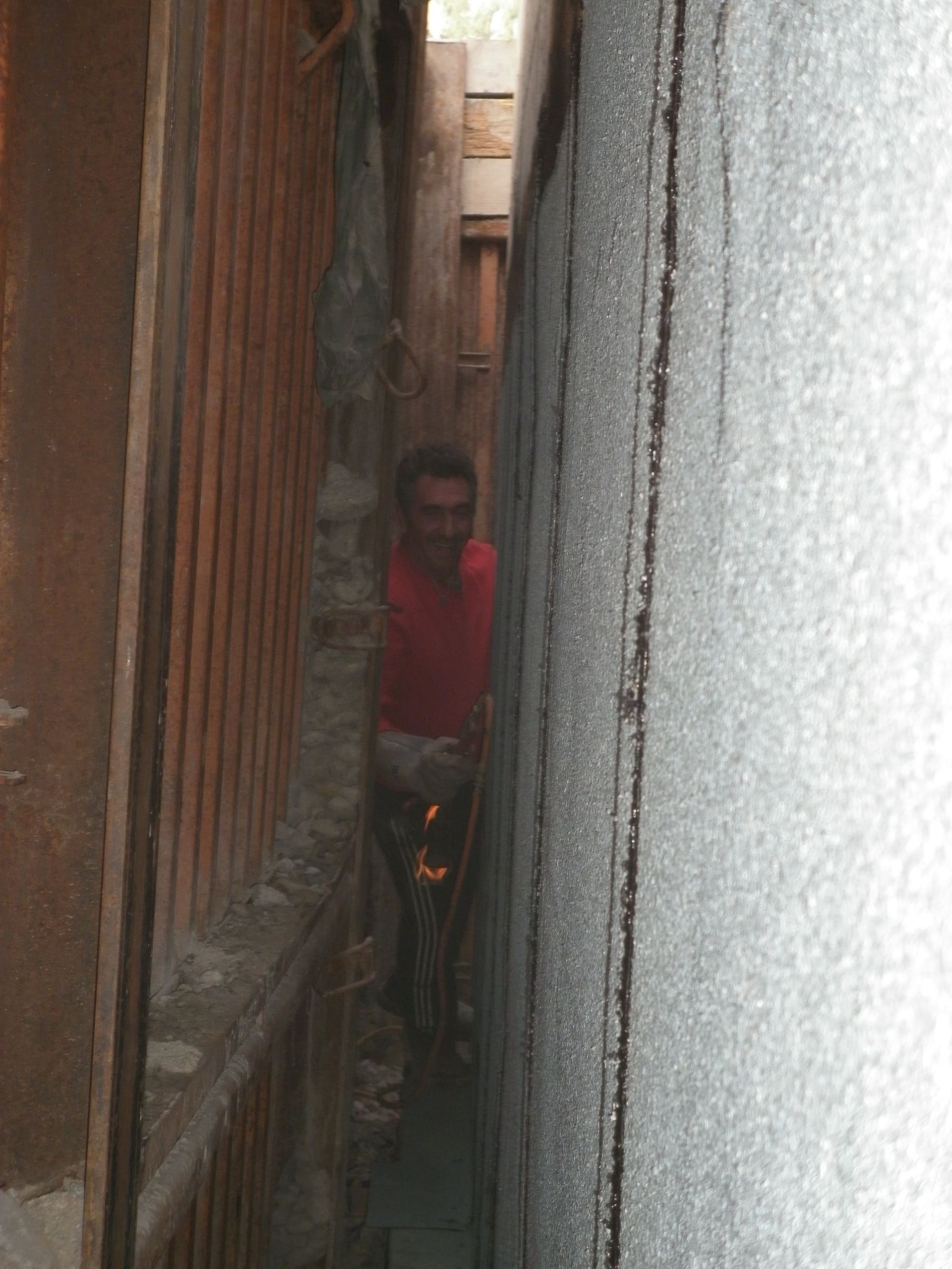 Mur enterré et étancheur en train de travailler