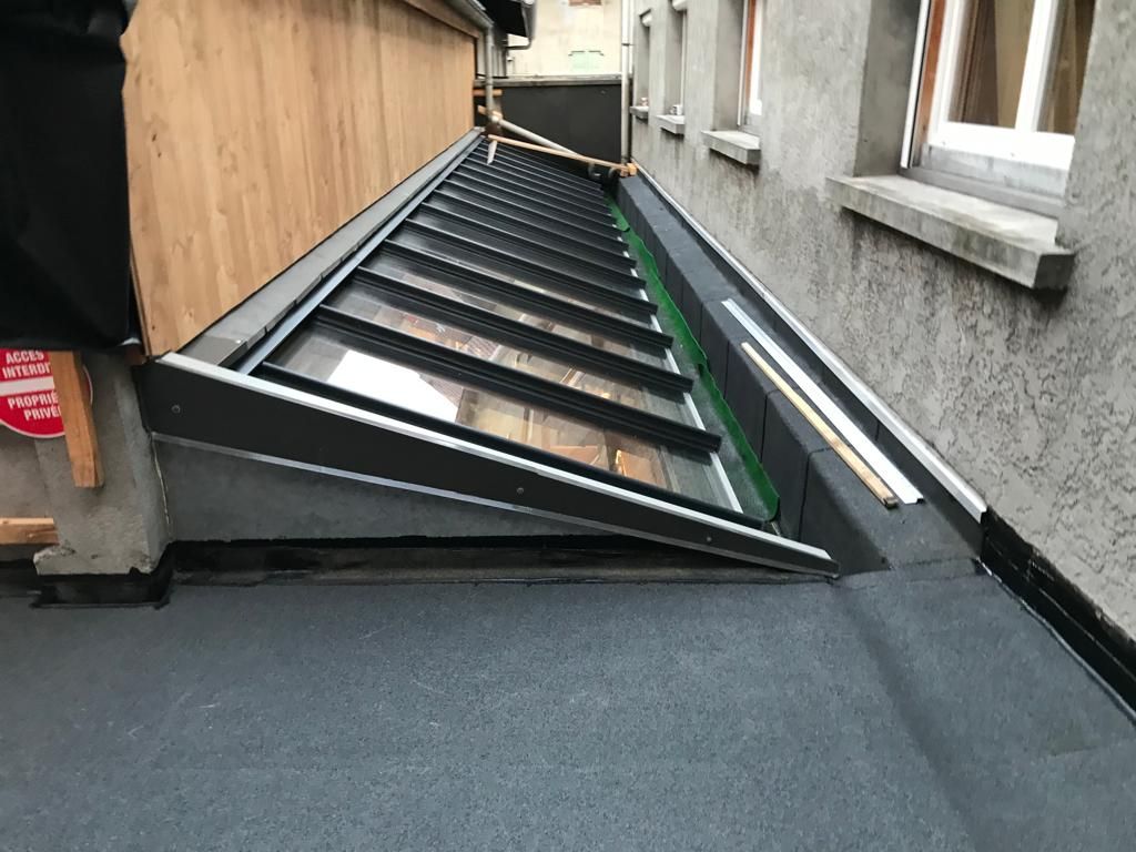 Étanchéité sur toit plat avec verrières entre deux maisons 
