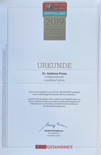 Eine Nahaufnahme eines Zertifikats mit der Aufschrift „Urkunde“