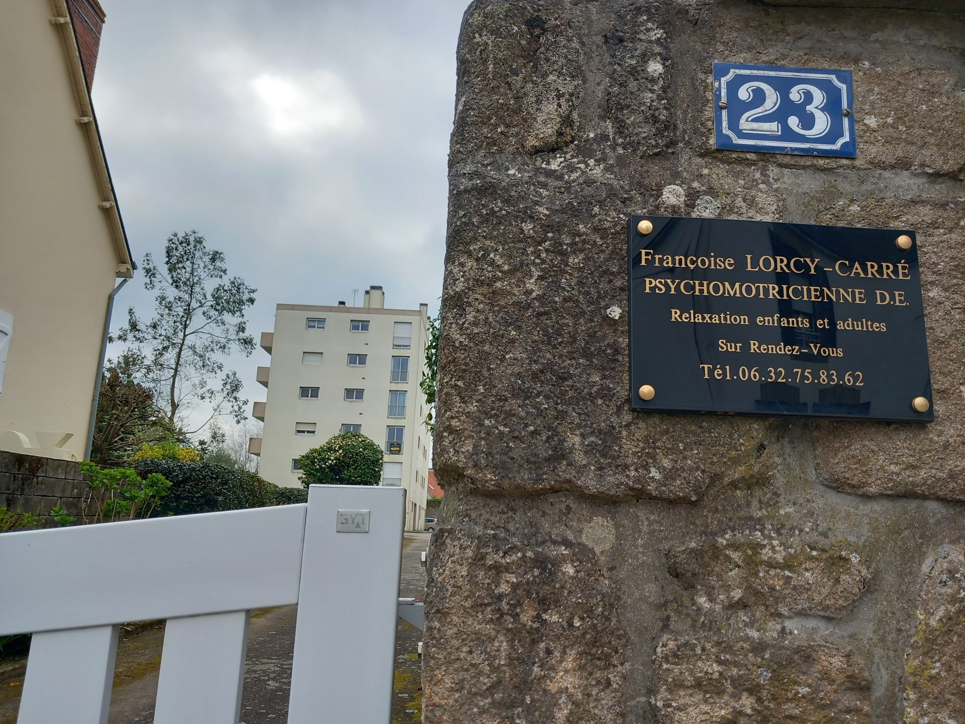 Plaque sur un mur en pierres
