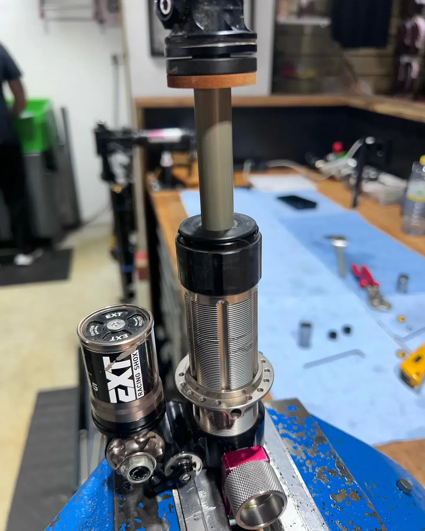 Un primer plano de un amortiguador de bicicleta sobre una mesa.