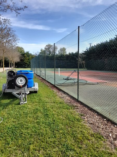 Nettoyage d'un terrain de tennis