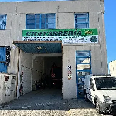 Una camioneta blanca está estacionada frente a un edificio.