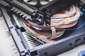 Un montón de cables se encuentran encima de la carcasa de una computadora.