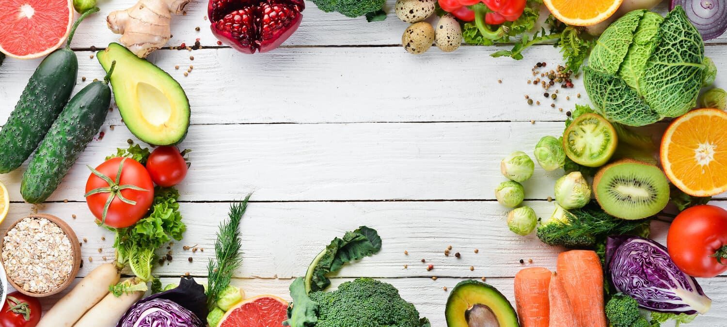 Hay muchos tipos diferentes de frutas y verduras en la mesa.