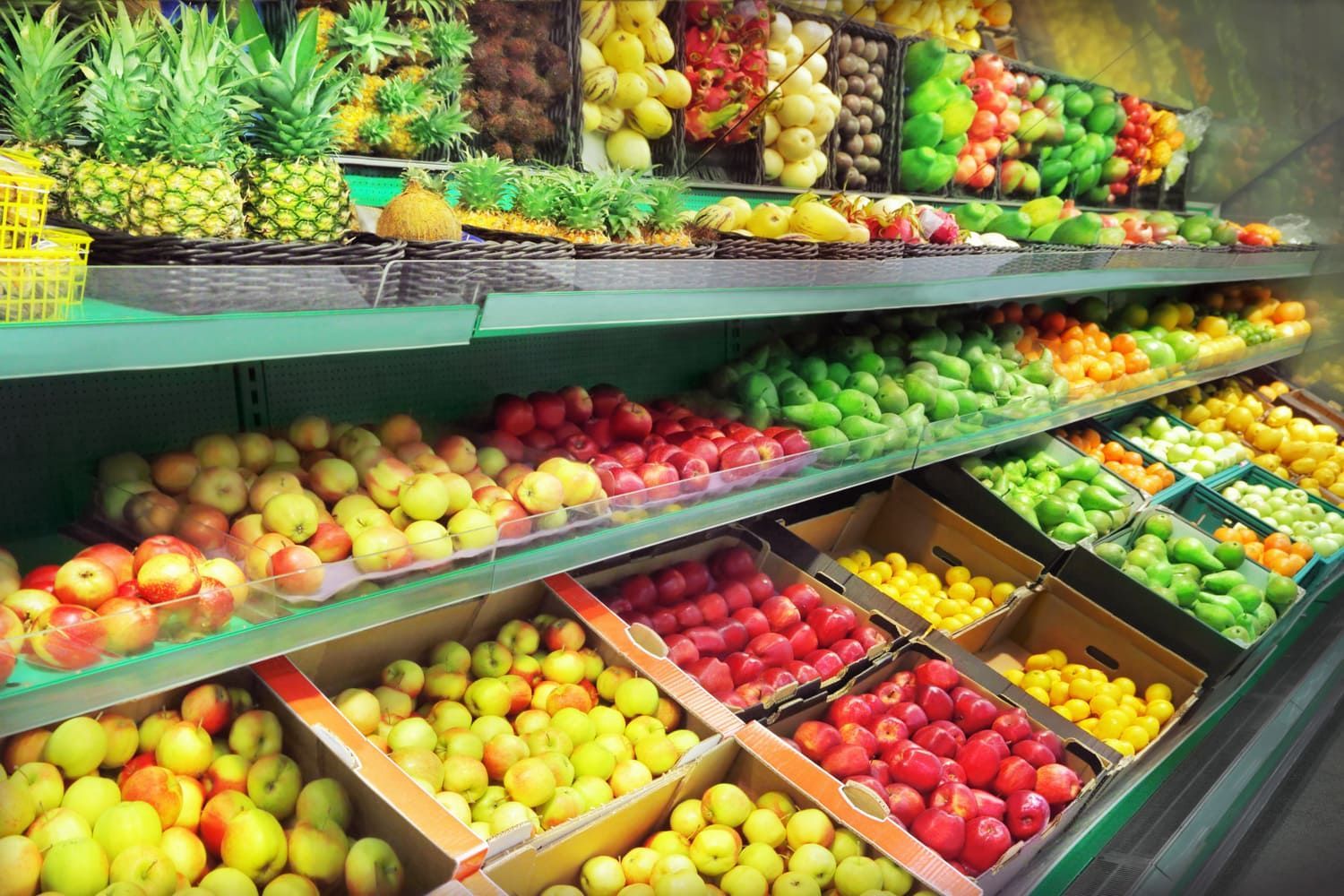 Una tienda de comestibles llena de muchas frutas y verduras.